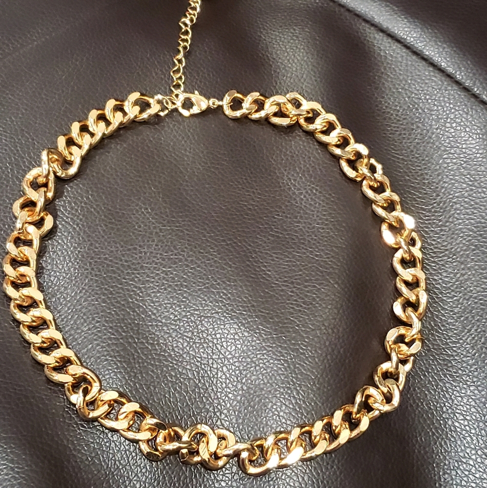 Gold tone💛 choker necklace